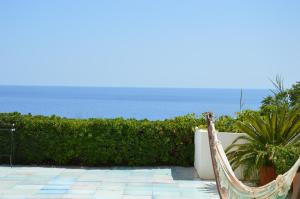 un patio con sedie e l'oceano sullo sfondo di Hotel Agave e Ginestra a Ventotene