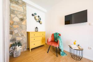 Μια τηλεόραση ή/και κέντρο ψυχαγωγίας στο Holiday Home Ikka with swimming pool