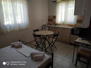 A kitchen or kitchenette at Apartments Onar