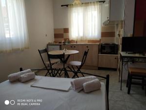 A kitchen or kitchenette at Apartments Onar