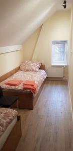 um quarto com uma cama e uma janela em Apartamenty przy Parku Szwedzkim em Szczawno-Zdrój