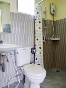 e bagno con servizi igienici, lavandino e doccia. di Him Doi House @Doisaket a Doi Saket