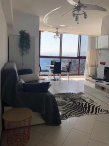 salon z kanapą i stołem w obiekcie View apartments in Gemelos XV w mieście Benidorm