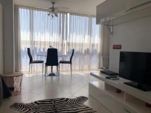 Telewizja i/lub zestaw kina domowego w obiekcie View apartments in Gemelos XV