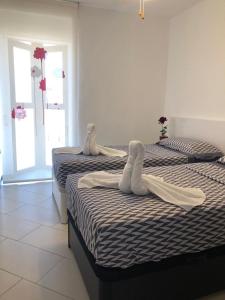 dwa łóżka z ręcznikami na nich w sypialni w obiekcie View apartments in Gemelos XV w mieście Benidorm +21 zdjęć
