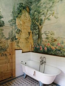 Ein Badezimmer in der Unterkunft Domaine de La Brugere