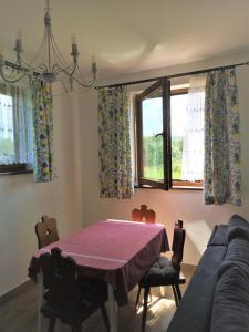 Khu vực ghế ngồi tại Apartament z kominkiem i wanną