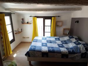 ein Schlafzimmer mit einer blau-weißen Decke auf einem Bett in der Unterkunft Toits Vieil - Appartement de charme avec terrasse d'exception Aix-en-Provence in Aix-en-Provence