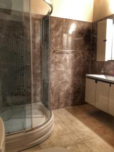ein Badezimmer mit Dusche und Waschbecken in der Unterkunft İpek Apart Hotel in Cıralı + 37 Fotos