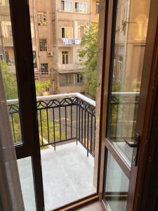 Blick auf einen Balkon aus dem Fenster in der Unterkunft Apartment on Moskovyan 31 in Yerevan
