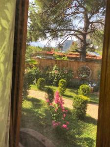 Ein Garten an der Unterkunft İpek Apart Hotel