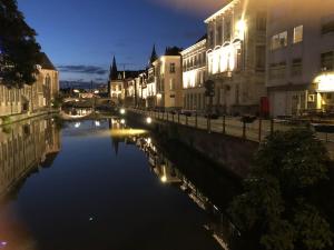 ヘントにあるstudio medieval city center at river de Leieの夜の川