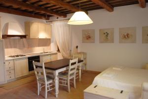 eine Küche und ein Esszimmer mit einem Tisch und Stühlen in der Unterkunft Agriturismo Il Poggiolo in Spoleto