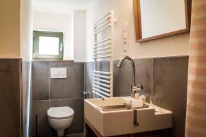 a bathroom with a sink and a toilet at Charmantes TINY HOUSE Apartment in Besigheim mit Gartenblick und zentrale Lage in Besigheim +18 photos