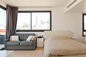 Llit o llits en una habitació de Luxury Duplex, sea view 2min to beach parking