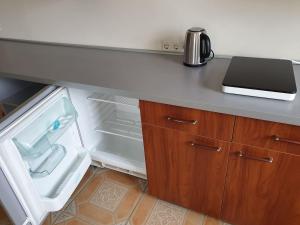 una encimera de cocina con nevera abierta y ordenador portátil. en Entire house in Trakai en Trakai