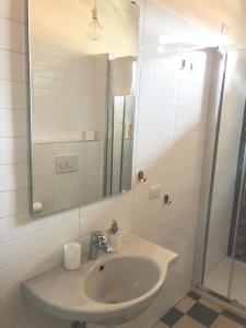 A bathroom at Vivi Cernobbio, la sua arte, la sua magia