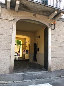The facade or entrance of Vivi Cernobbio, la sua arte, la sua magia