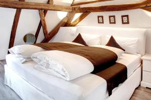 Un pat sau paturi într-o cameră la Gästehaus Edelzimmer