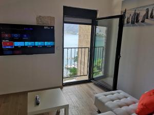 TV a/nebo společenská místnost v ubytování Beachfront Villa Nautica