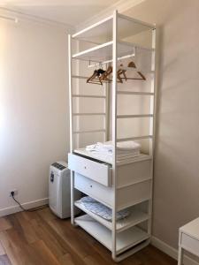 a closet with a white shelving unit at Vivi Cernobbio, la sua arte, la sua magia in Cernobbio