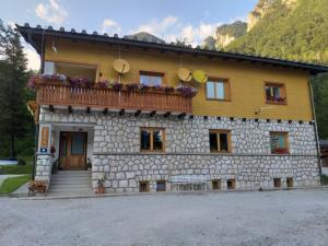 un edificio con balcone sopra di House Berdnik a Stahovica