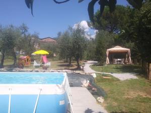 un patio con una tienda y una piscina en Ai Bastiani, en Capannori