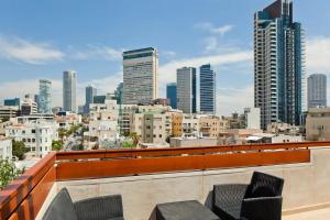 uma vista da cidade a partir do telhado de um edifício em Luxury Duplex, sea view 2min to beach parking em Tel Aviv