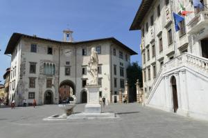 un edificio con una estatua en medio de un patio en Il Balconcino sulle Terme, en San Giuliano Terme