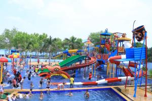 Kolam renang di atau dekat dengan Club Platinum Resort