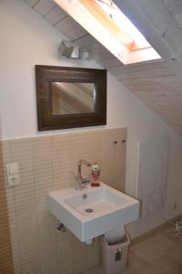 uma casa de banho com um lavatório e um espelho em Le Refuge em Preko