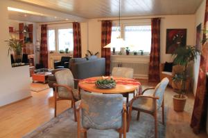 バート・ザルツフレンにあるFerienwohnungen & Apartments Schulteのリビングルーム(テーブル、椅子付)
