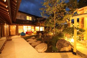 Garden sa labas ng Ichinomatsu Japanese Modern Hotel
