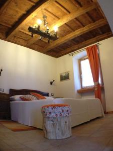 um quarto com uma cama grande e uma janela em Agriturismo Antico Filare em Bianzone