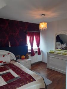 a bedroom with a bed and a large mirror at Gemütliche Zimmer in Kaisersesch