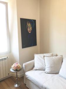 A seating area at Vivi Cernobbio, la sua arte, la sua magia