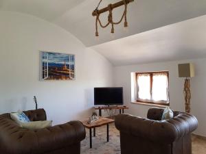 Televízia a/alebo spoločenská miestnosť v ubytovaní Bed & Breakfast La Tana dei Sognatori