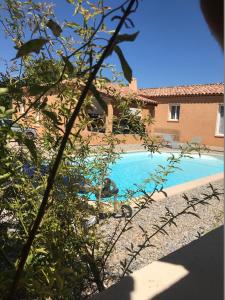 una piscina di fronte a una casa di Chambres d'hôtes, B&B climatisées LA BORRELLIENNE a Saint-Maximin-la-Sainte-Baume