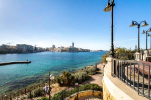 uma varanda com vista para o rio em Beautiful Luxury Art Deco Townhouse em Sliema