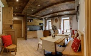 een keuken en eetkamer met een tafel en stoelen bij B&B A Ceda Toa in San Pietro di Cadore
