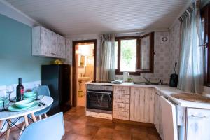 una cucina con frigorifero nero e tavolo di Sweet Home a Volos