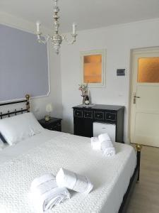 ein Schlafzimmer mit einem Bett mit Handtüchern darauf in der Unterkunft La Blu in Capracotta