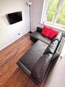 Televízia a/alebo spoločenská miestnosť v ubytovaní Apartament Cyprys 2