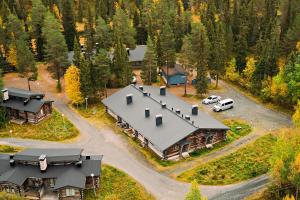 una vista aérea de una casa en el bosque en UnelmaKelo en Ruka