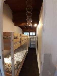 a hallway with two bunk beds in a room at Una piccola casa al mare in San Domino