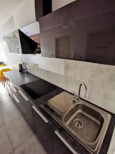 Kuchyňa alebo kuchynka v ubytovaní Apartament Cyprys 2