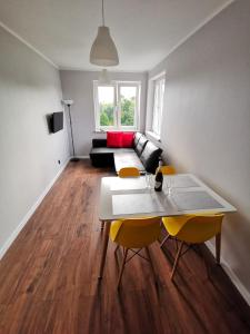 Televízia a/alebo spoločenská miestnosť v ubytovaní Apartament Cyprys 2 + 24 fotografií