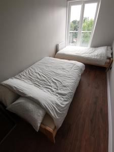 En eller flere senge i et værelse på Apartament Cyprys 2