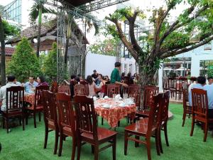 A restaurant or other place to eat at Thanh Truc Hotel Ca Mau