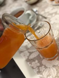 dos vasos de zumo de naranja en una mesa en DAD HOME, en Cles